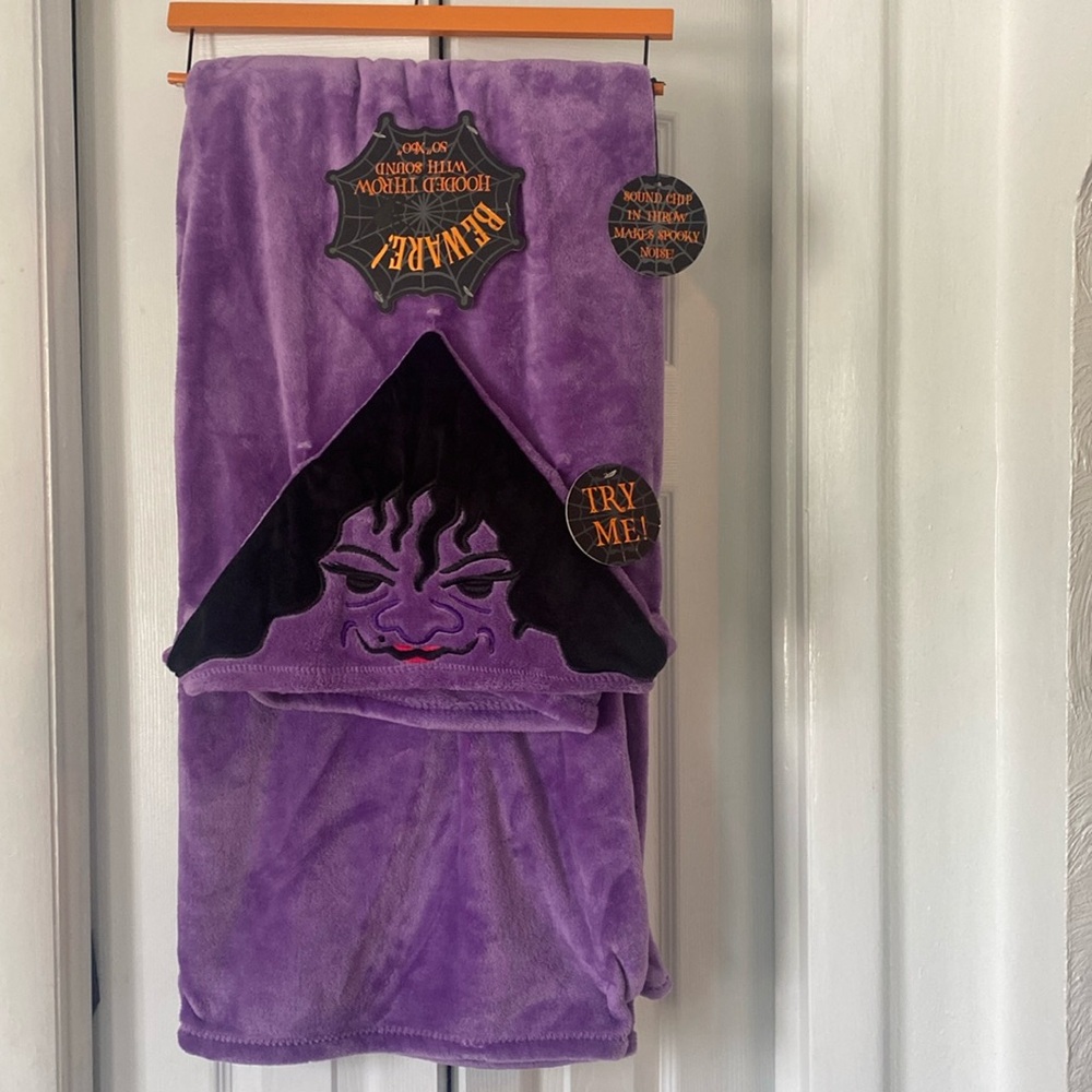Hooded Halloween witch throw with sound, purple! New with Tags 50x60!